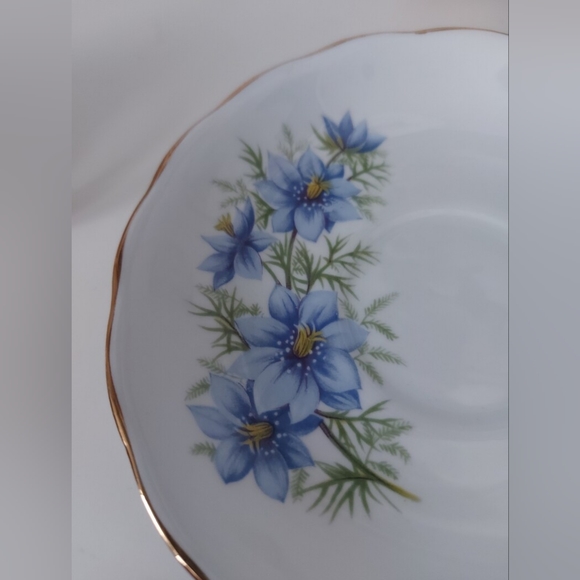 Candle in a pretty teacup with floral motifs - Picture 6 of 10